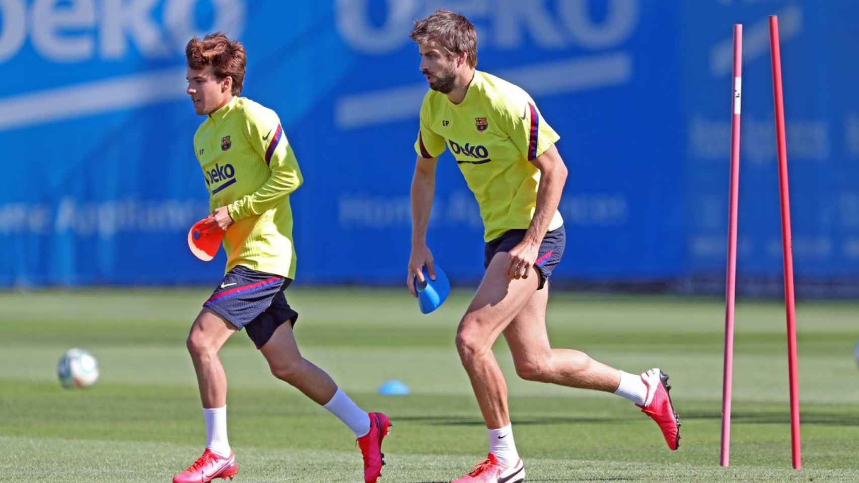 Gerard Piqué y Rique Puig durante un entrenamiento en las instalaciones del club /FC BARCELONA