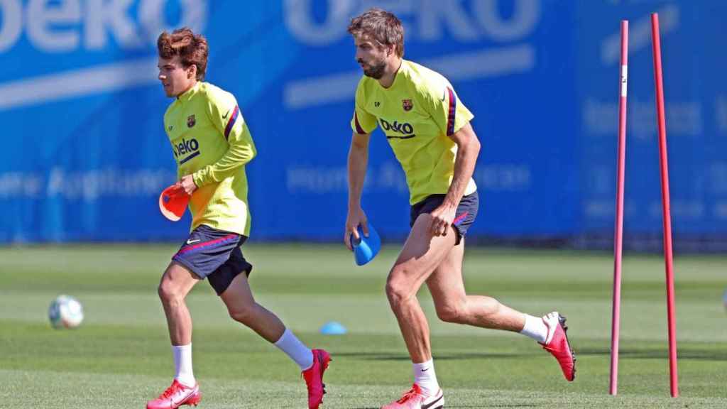 Gerard Piqué y Rique Puig durante un entrenamiento en las instalaciones del club /FC BARCELONA