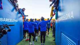 Los jugadores del Barça saliendo al campo de entrenamiento / FC Barcelona