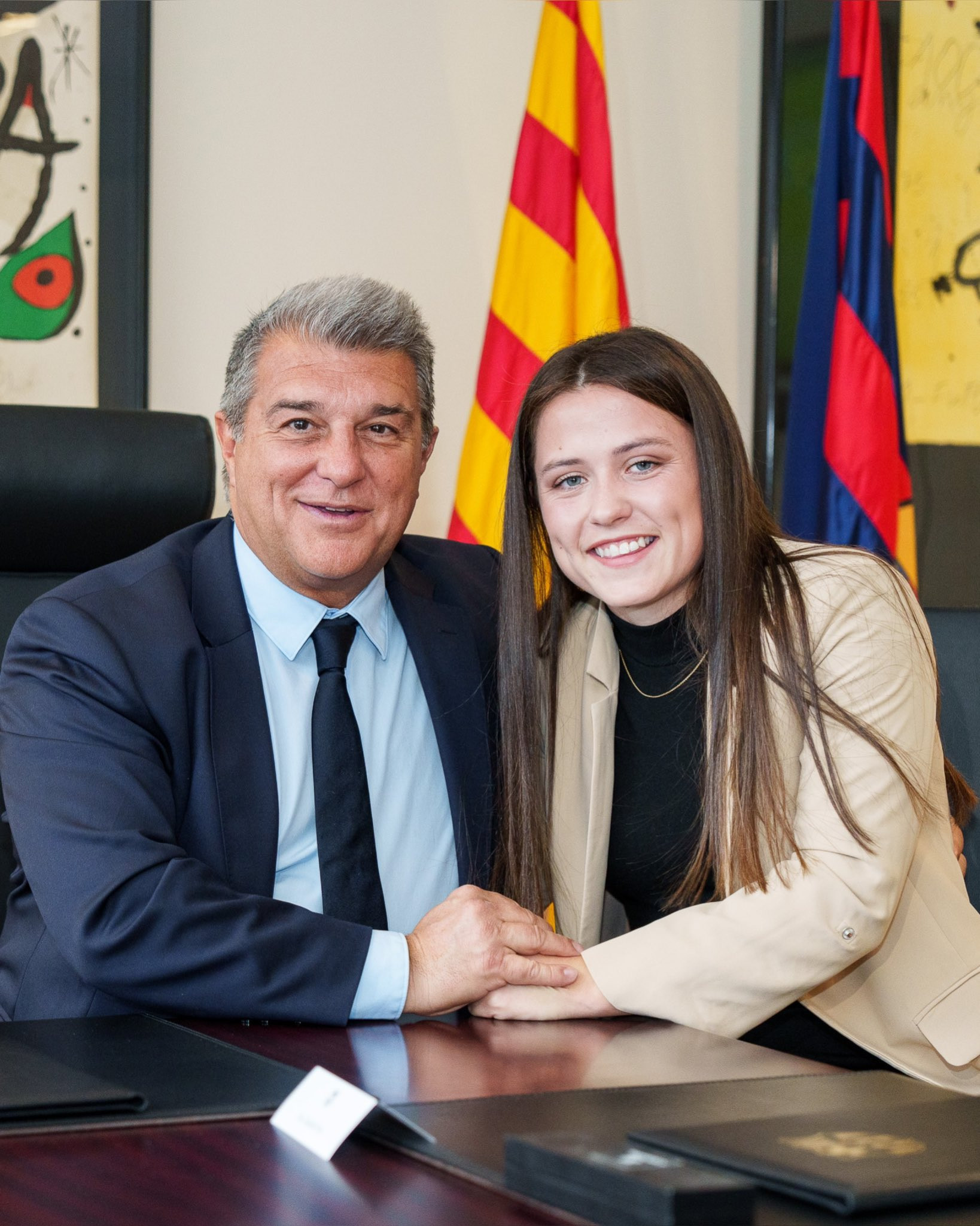 Claudia Pina y Joan Laporta, posando tras el acto de renovación hasta 2026 / FCB