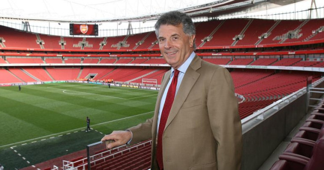 David Dein posa en el Emirates Stadium, el campo del Arsenal / REDES