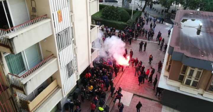 Una imagen del ambiente en la puerta del bar 'La Jarra' / TWITTER EL PAÍS