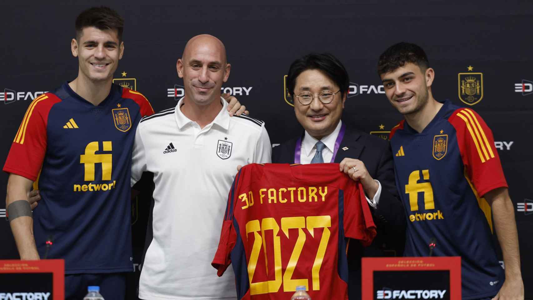 Luis Rubiales, junto a Álvaro Morata y Pedri, en la presentación de 3D Factory como patrocinador de la Federación Española / EFE