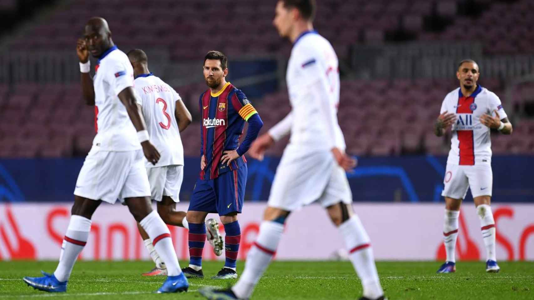 Leo Messi, lamentando la derrota contra el PSG | EFE