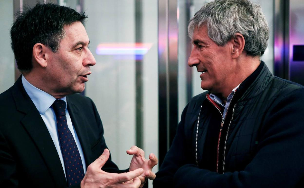 Bartomeu, charlando junto a Quique Setién | EFE