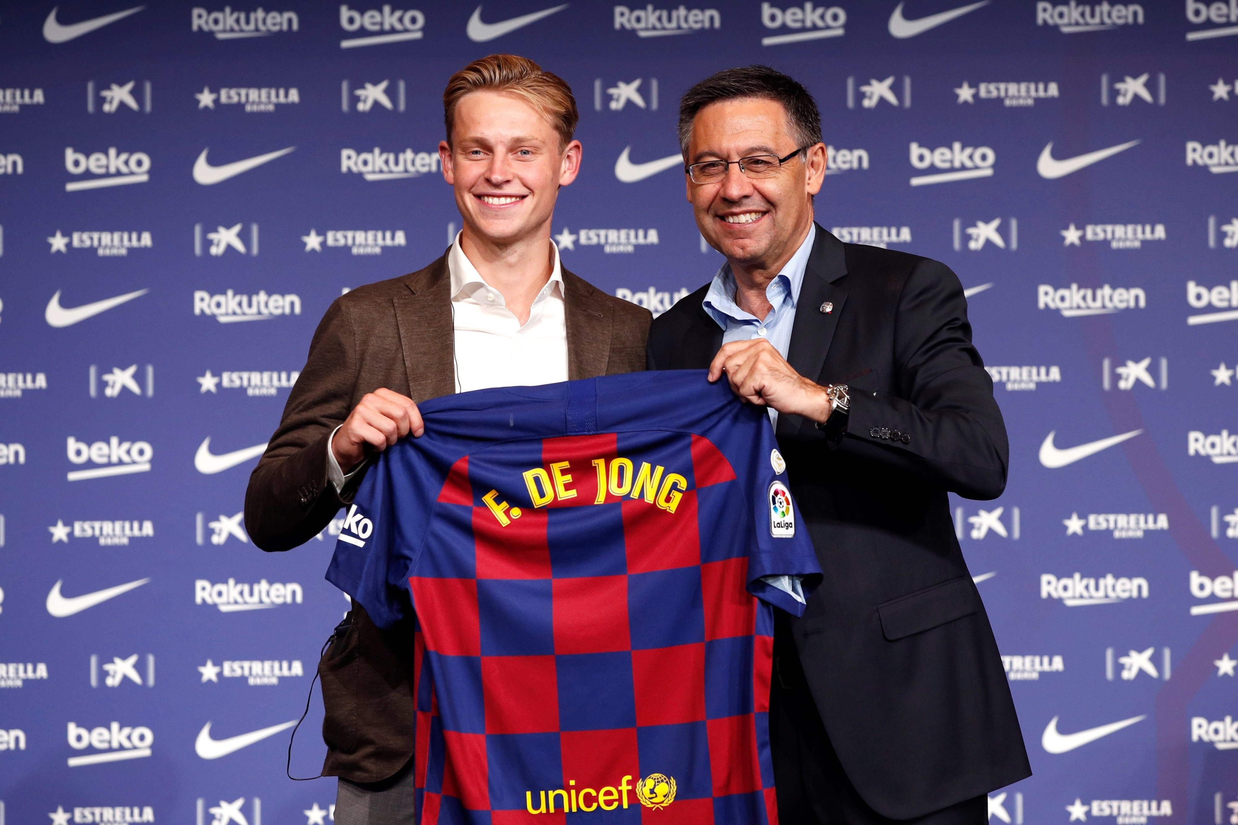 De Jong y Bartomeu en la presentación del holandés, fichaje estrella del Barça / EFE