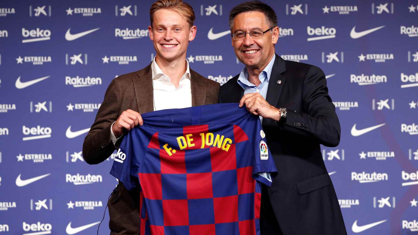 De Jong y Bartomeu en la presentación del holandés, fichaje estrella del Barça / EFE