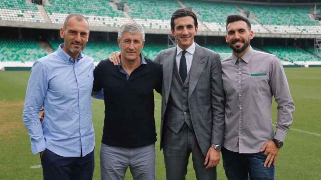 Edoardo Crnjar, con Setién y su cuerpo técnico cuando ficharon por el Betis | REDES