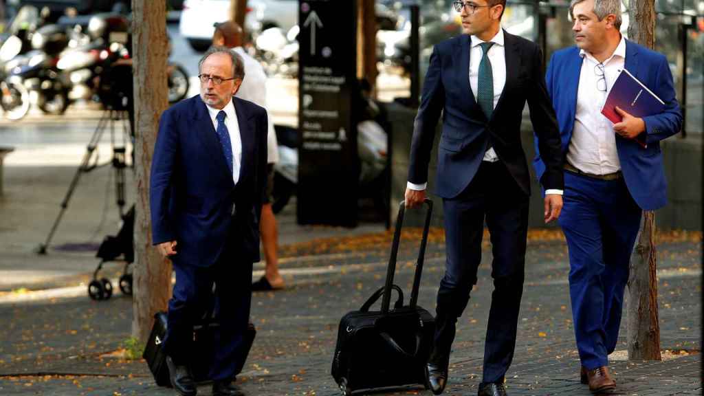 Una foto de los abogados del FC Barcelona, Josep Maria Costa, Quim Torrecillas y Carles McCragh, a su llegada esta mañana a la Ciutat de la Justicia / EFE