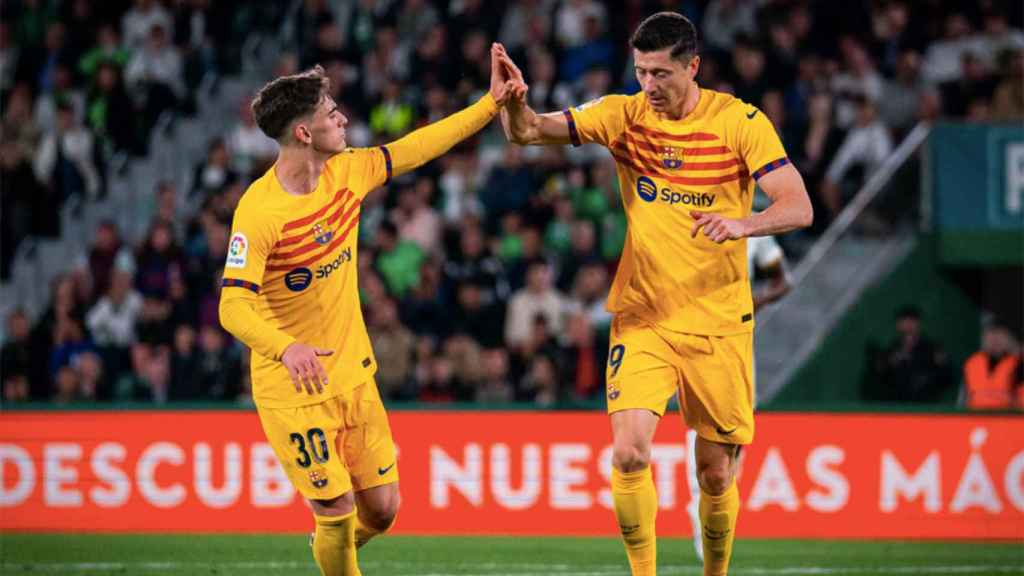 Gavi y Lewandowski, con la camiseta de la 'senyera' celebrando un gol / REDES