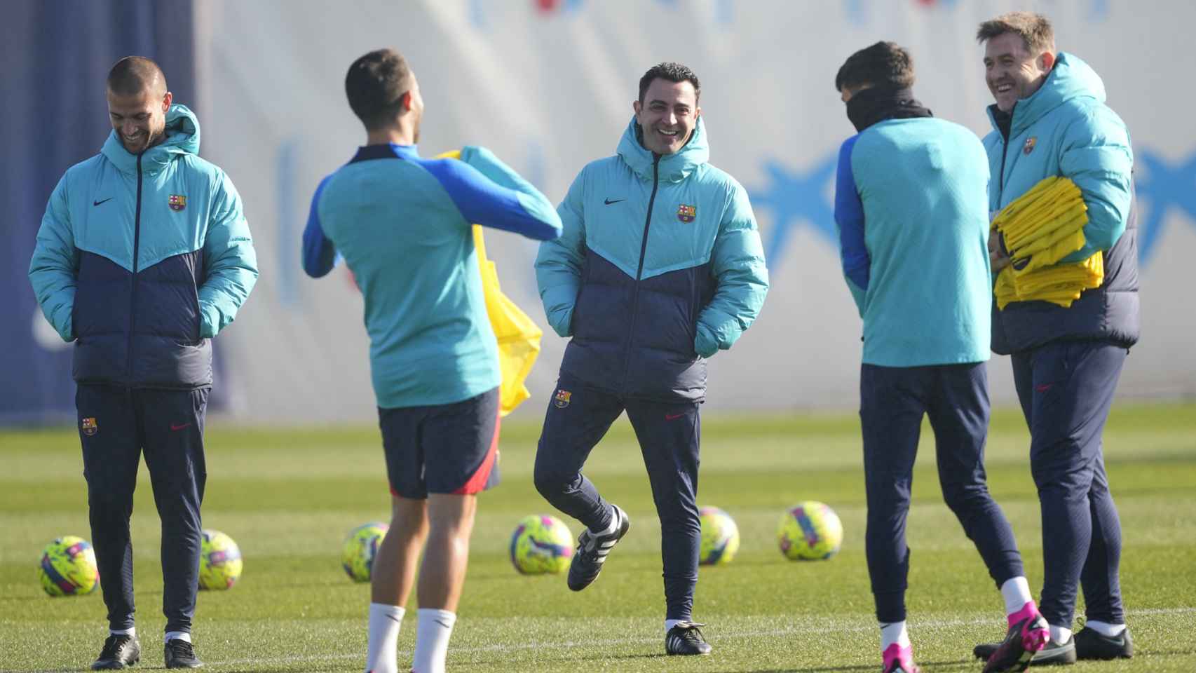 Xavi Hernández, sonriente junto a su staff técnico en un entrenamiento con su tridente defensivo / EFE