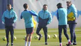 Xavi Hernández, sonriente junto a su staff técnico en un entrenamiento con su tridente defensivo / EFE