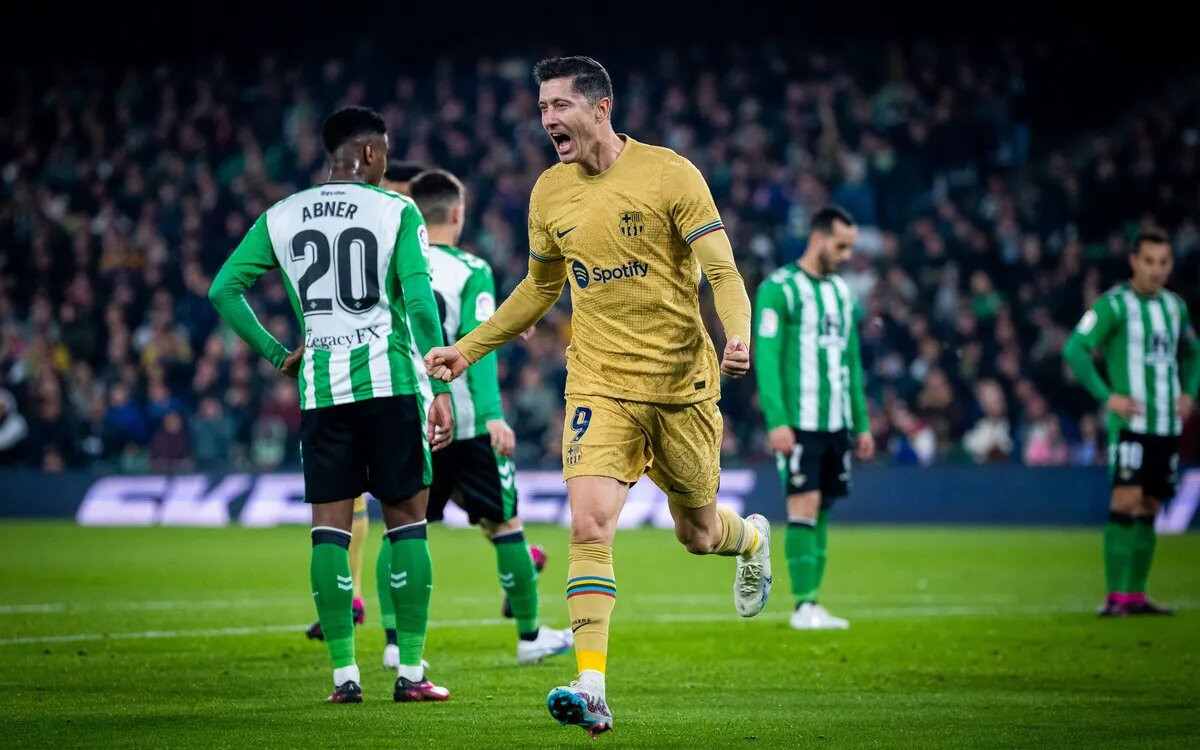 Robert Lewandowski celebra su gol al Betis /  FCB