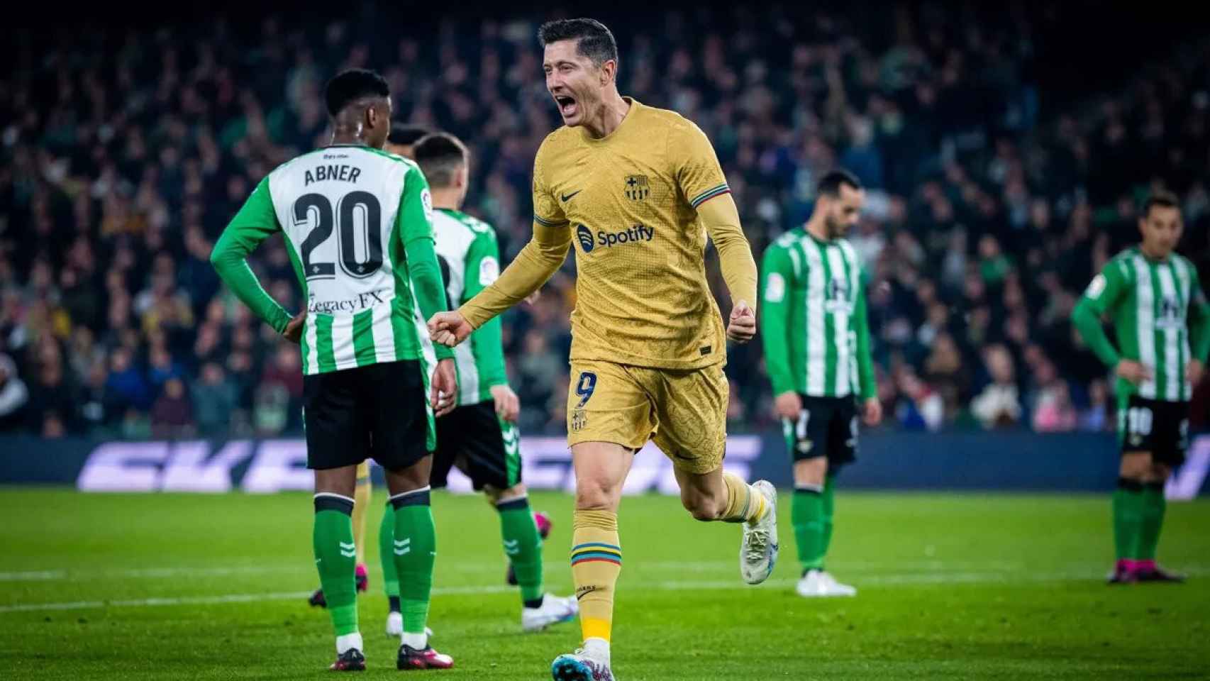 Robert Lewandowski celebra su gol al Betis /  FCB