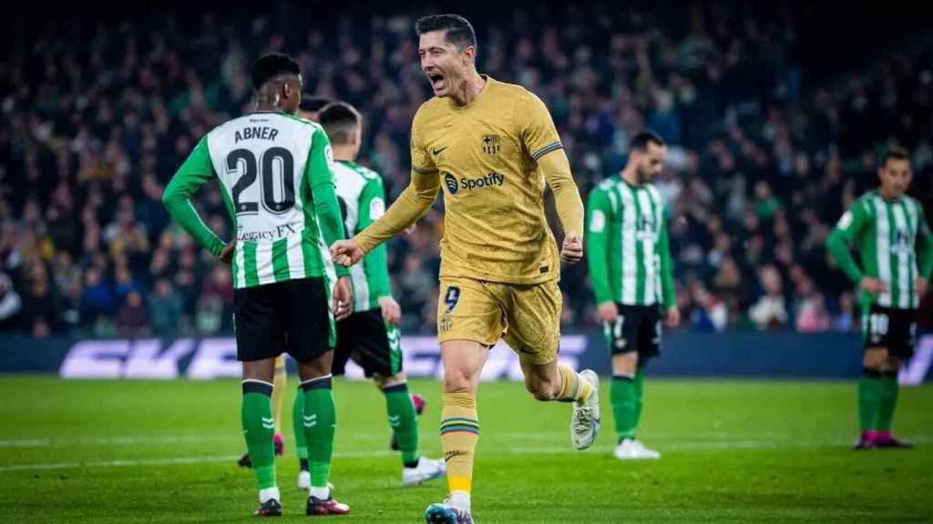 Robert Lewandowski celebra su gol al Betis /  FCB