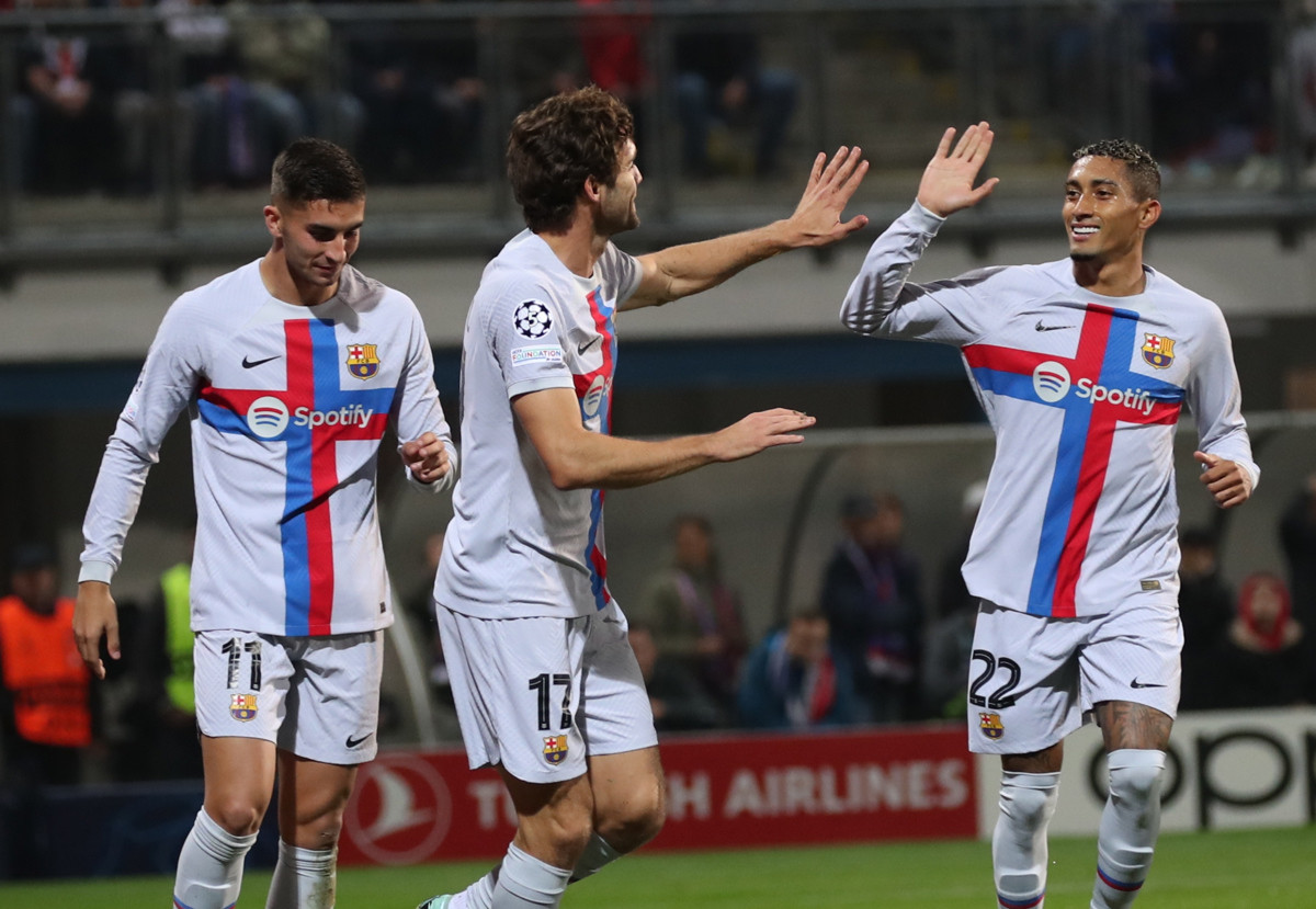 Marcos Alonso, celebrando con Raphinha y Ferran Torres un gol / EFE