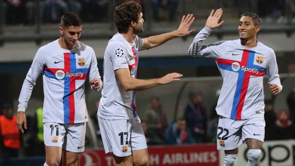 Marcos Alonso, celebrando con Raphinha y Ferran Torres un gol / EFE