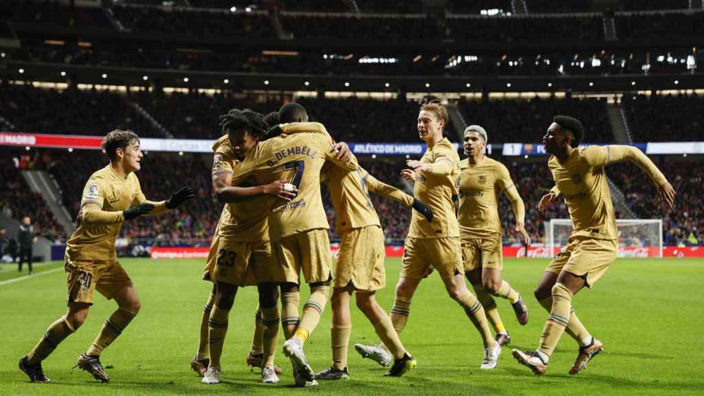 El FC Barcelona, celebrando el gol de Dembelé en el Metropolitano / EFE