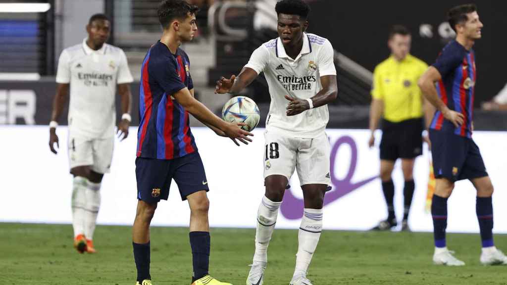 Pedri, en un lance con Tchouameni durante el clásico de Las Vegas