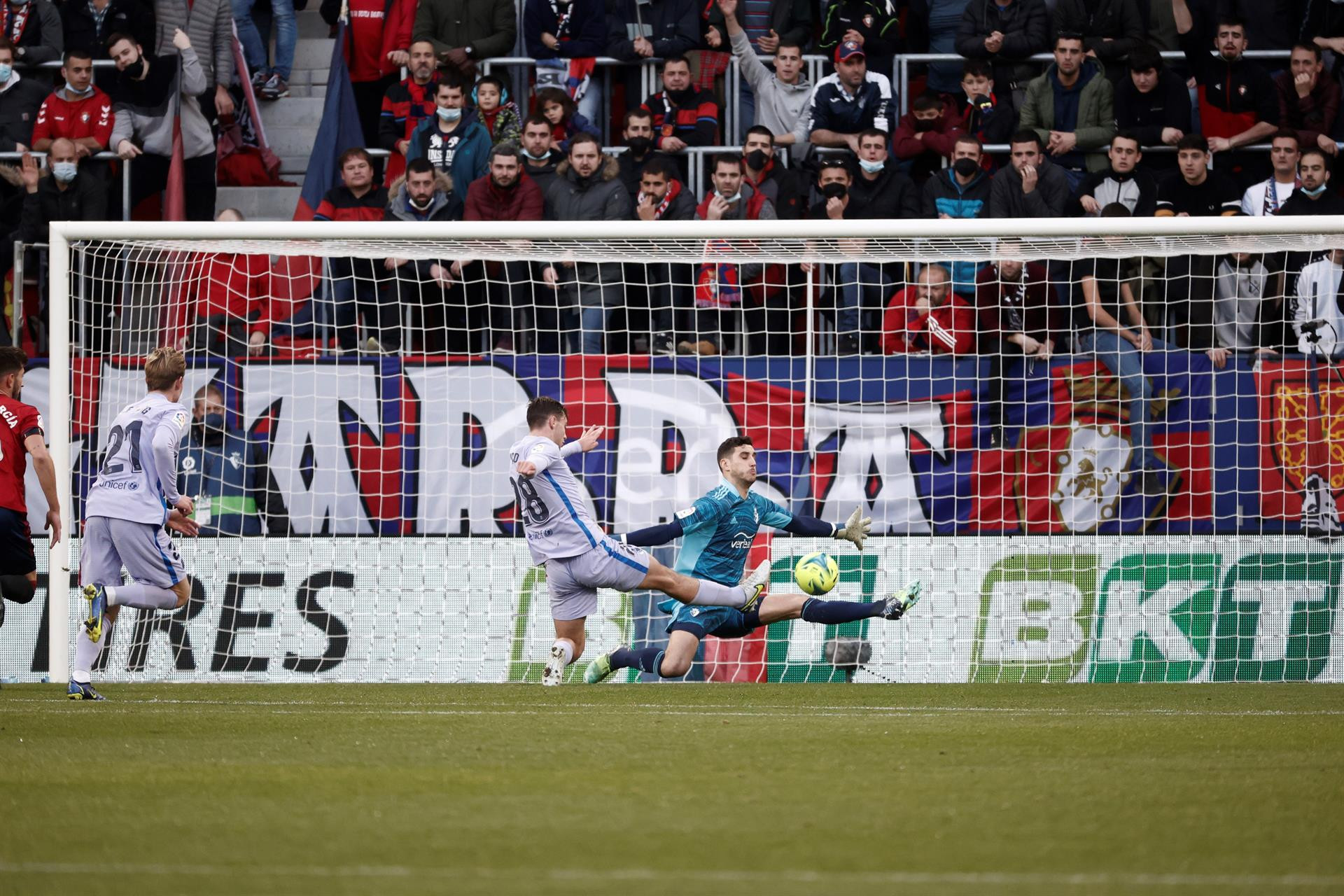 Nico, centrocampista del Barça, en el instante en el que marca su primer gol a Osasuna / EFE