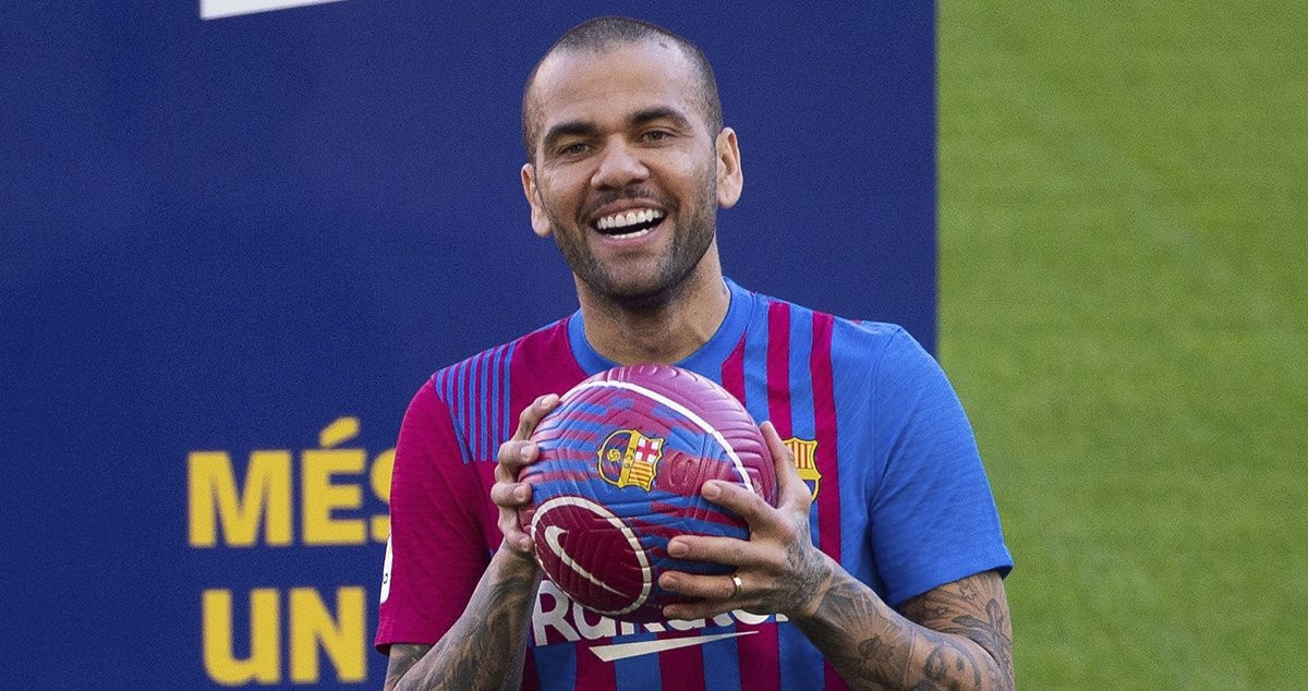 Dani Alves, luciendo la camiseta del Barça en su presentación en el Camp Nou / EFE