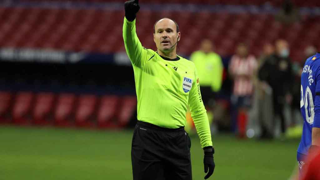 Mateu Lahoz dirigiendo un partido de la Liga