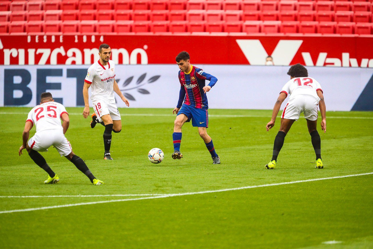 Pedri en una acción contra e Sevilla / FC Barcelona