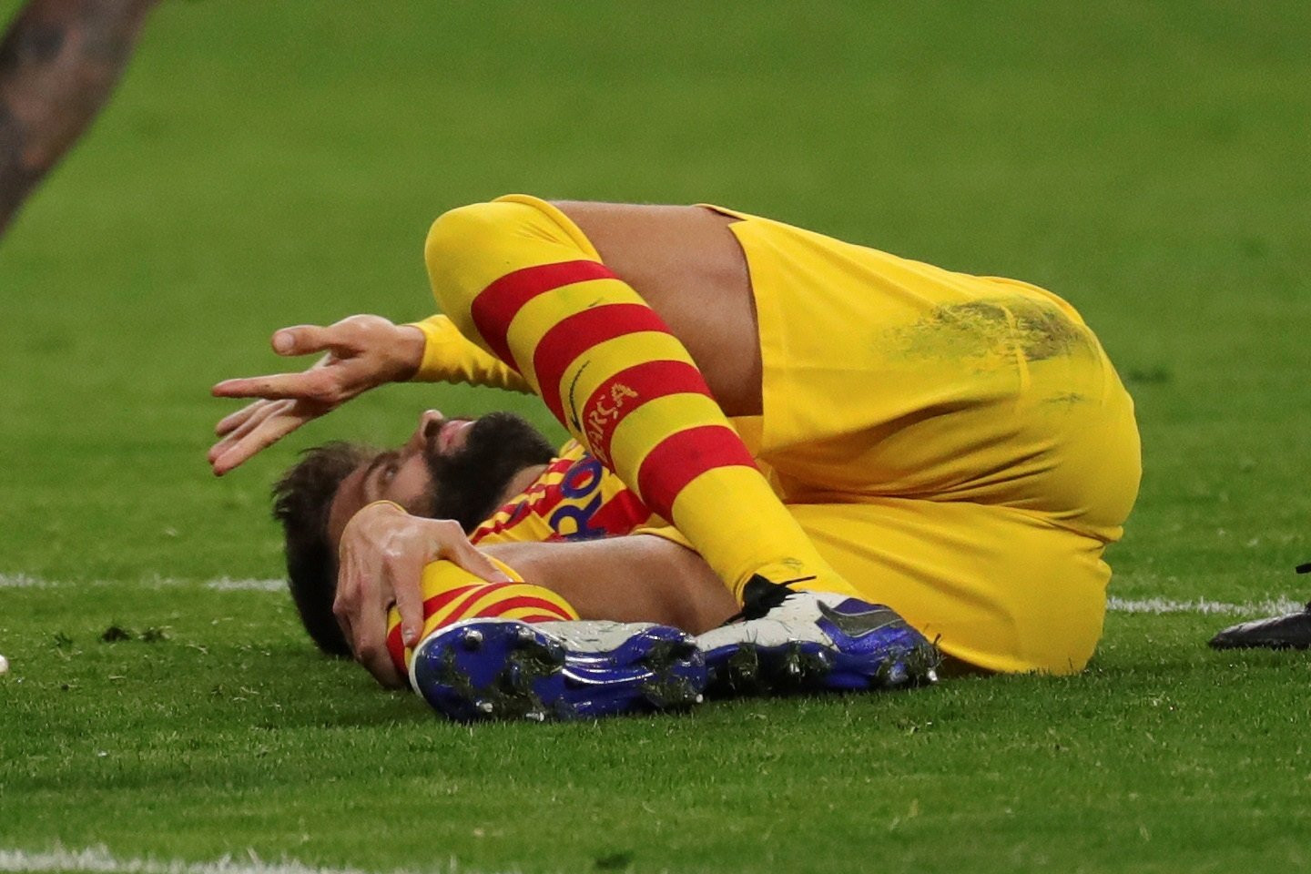 Piqué, al caer lesionado ante el Atlético | EFE