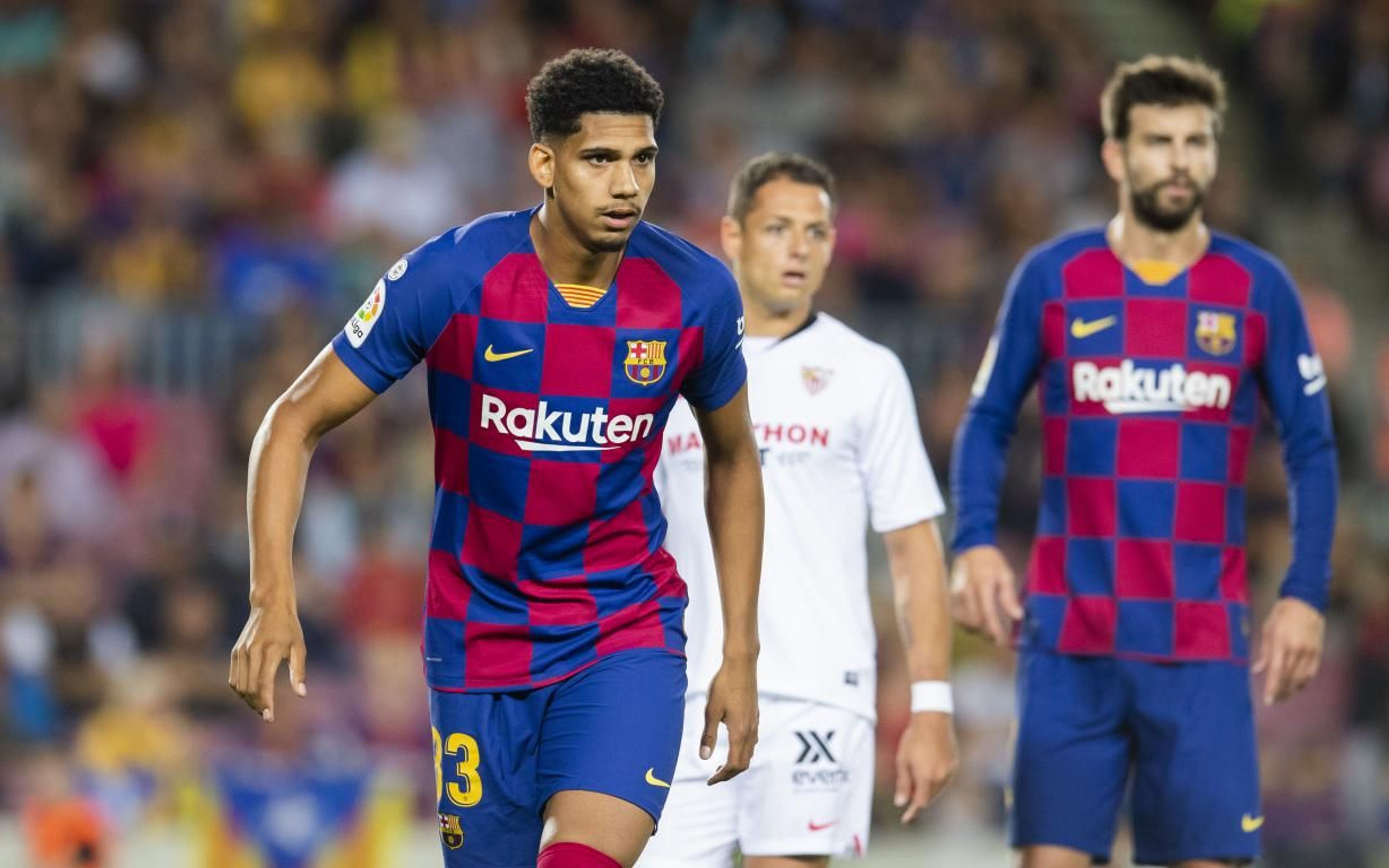 Araujo junto a Piqué en el partido del Barça contra el Sevilla / FC Barcelona