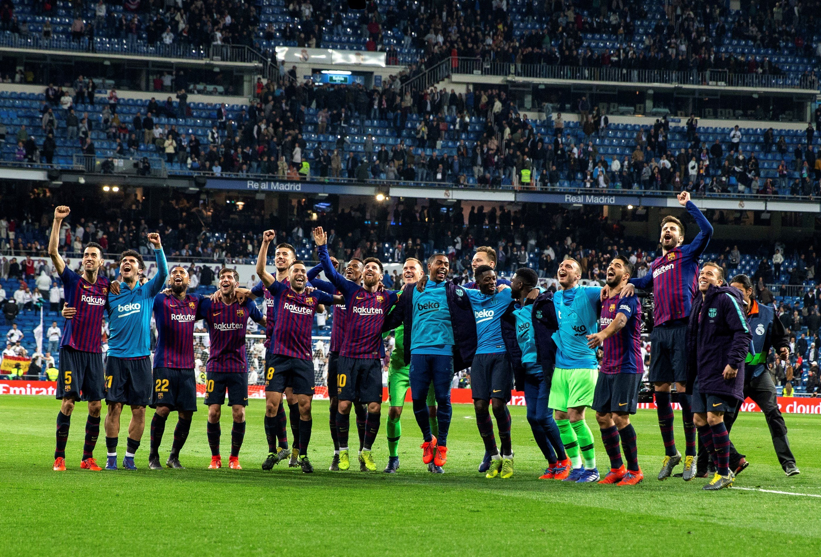 Los jugadores del FC Barcelona celebran la victoria en el Santiago Bernabéu / EFE