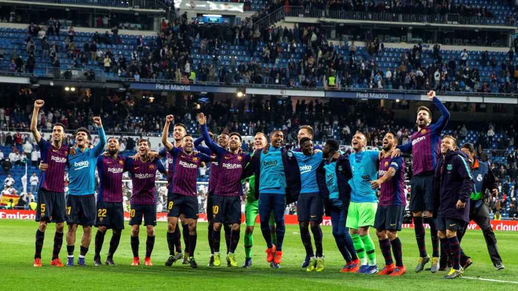 Los jugadores del FC Barcelona celebran la victoria en el Santiago Bernabéu / EFE