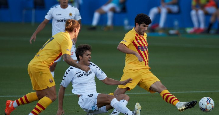 Aleñá y Griezmann durante el Barça-Nàstic de pretemporada / EFE