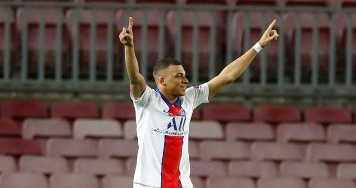 Mbappé celebrando uno de sus goles contra el Barça / EFE