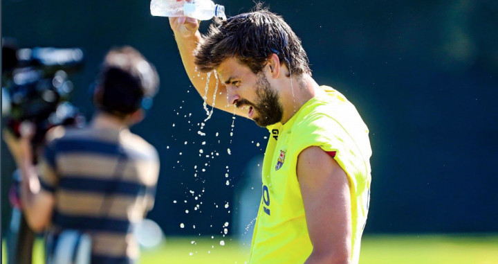 Gerard Piqué se refresca en los entrenamientos