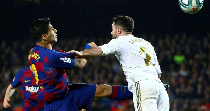 Luis Suárez luchando un balón con Dani Carvajal / EFE