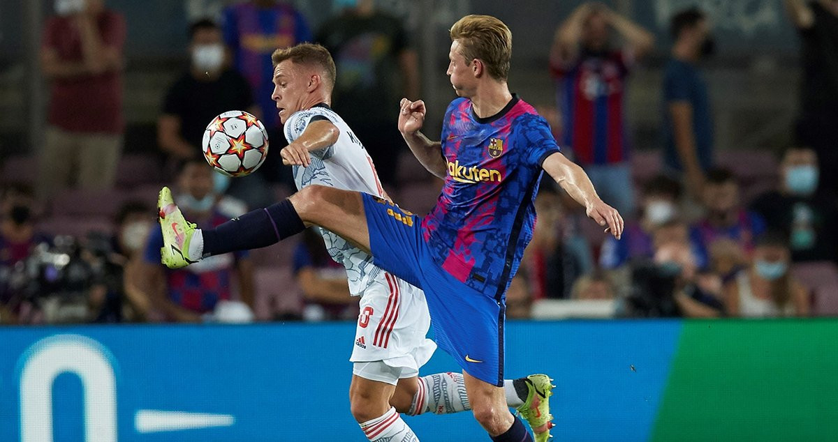 Una disputa de balón entre Kimmich y Frenkie de Jong / EFE