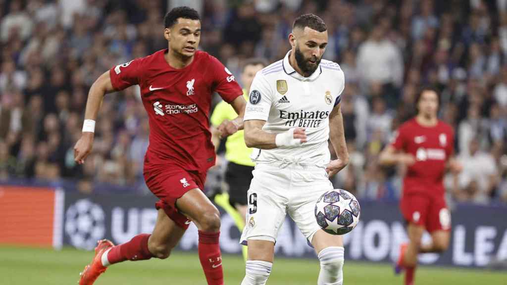 Benzema controla el balón ante la marca de Gakpo, durante el Real Madrid Liverpool / EFE