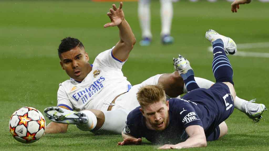 Casemiro derriba a De Bruyne en el Real Madrid-Manchester City / EFE