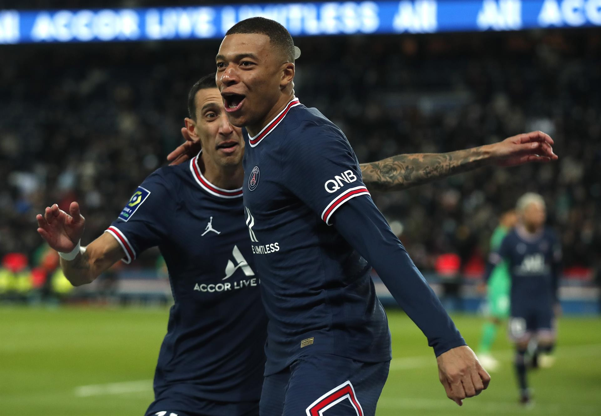 Mbappé celebra un gol del PSG ante el Saint-Etienne / EFE