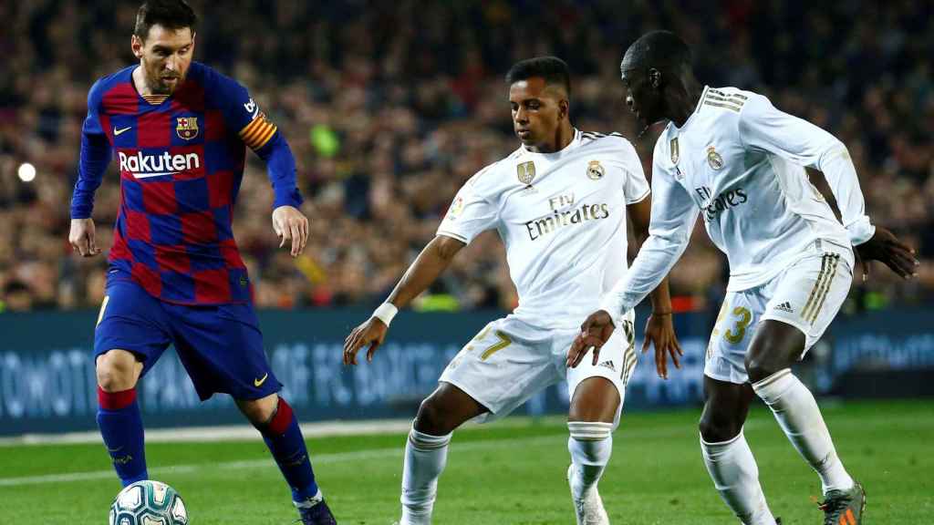 Leo Messi junto a Rodrygo y Mendy en el clásico / EFE