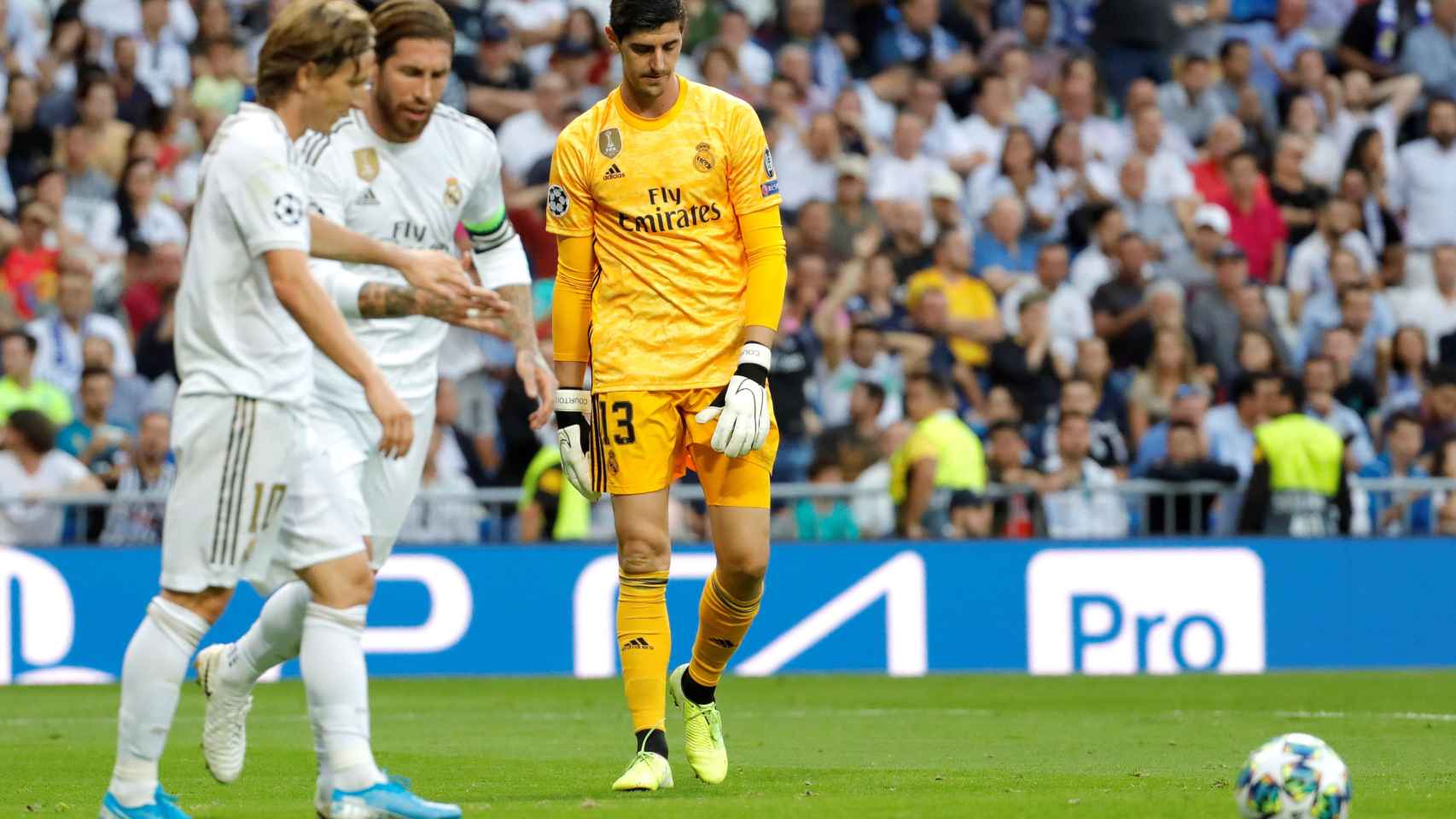 Courtois se lamenta tras recibir el segundo gol del Brujas / EFE