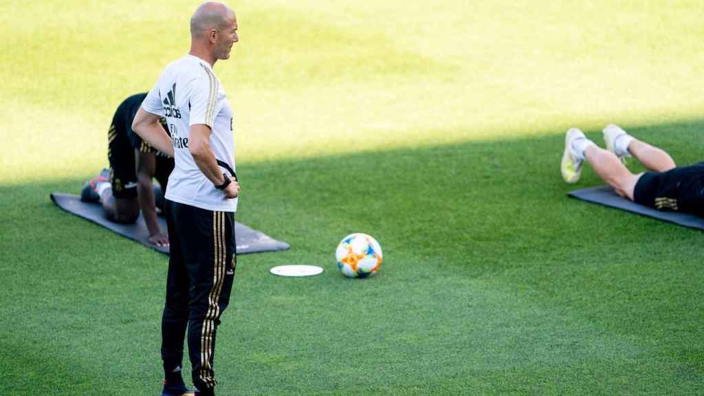 Zinedine Zidane en un entrenamiento del Real Madrid / EFE