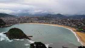 Vista de San Sebastián con la playa de la Concha en primer término