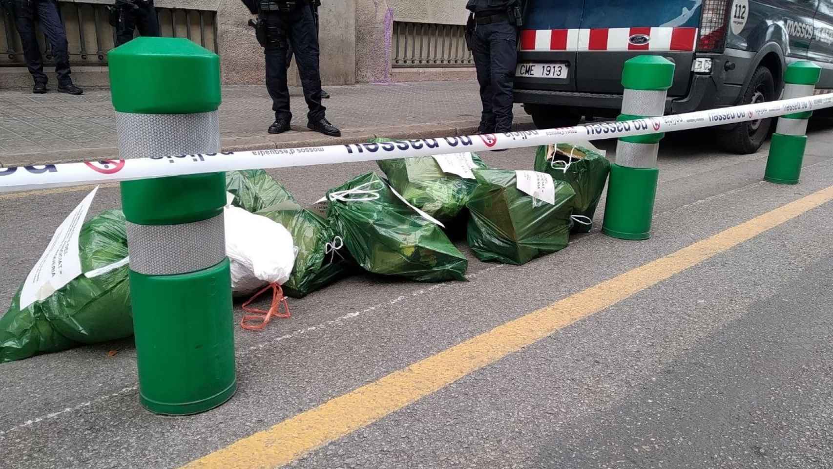 Bolsas de basura ante la Consejería de Universidades de la Generalitat de Cataluña / CGT