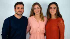 El exvicepresidente de S'ha Acabat, Jordi Salvadó, junto a la presidenta Júlia Calvet y la nueva vicepresidenta, Andrea Llopart / S'HA ACABAT!