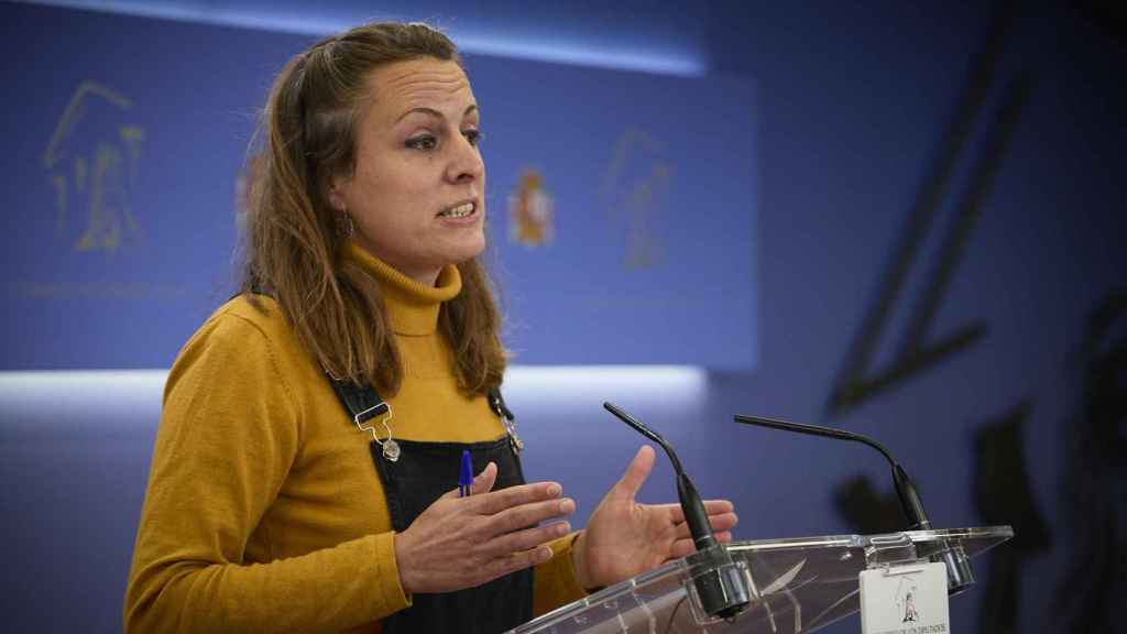 La exdiputada de la CUP en el Congreso, Mireia Vehí, interviene en una rueda de prensa en el Congreso / EUROPA PRESS