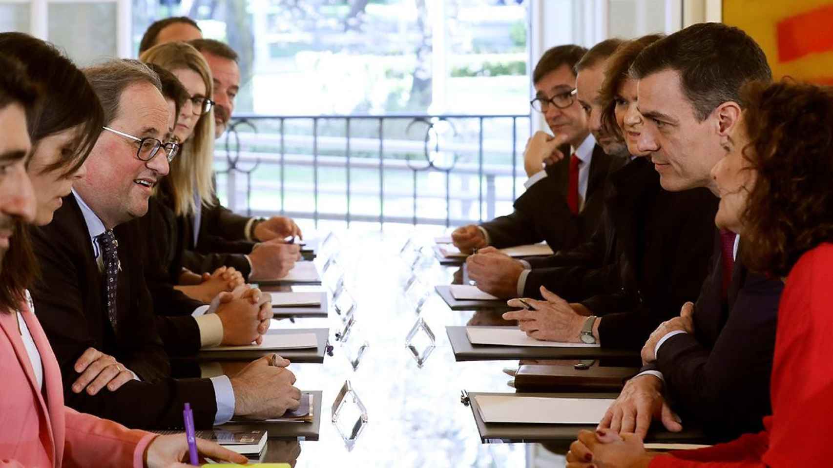 El presidente del Gobierno, Pedro Sánchez (2d) conversa con el presidente de la Generalitat de Cataluña, Quim Torra (3i), durante la primera reunión de la mesa de diálogo en Moncloa / EFE