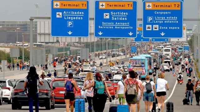 Varios viajeros llegan caminando al Aeropuerto de Barcelona-El Prat después de que la plataforma Tsunami Democràtic haya llamado a paralizar la actividad del aeropuerto, en protesta por la condena a los líderes del 'procés' / EFE