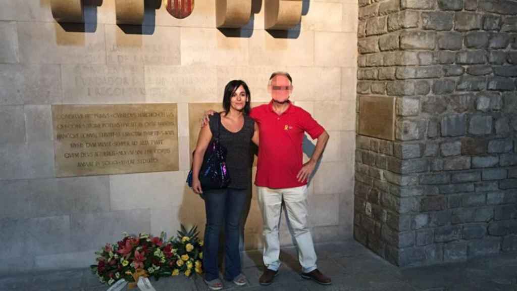 La concejal Sílvia Orriols, del ultraderechista Front Nacional de Catalunya, en una ofrenda floral en la tumba de 'Guifré el Pilós' / TWITTER