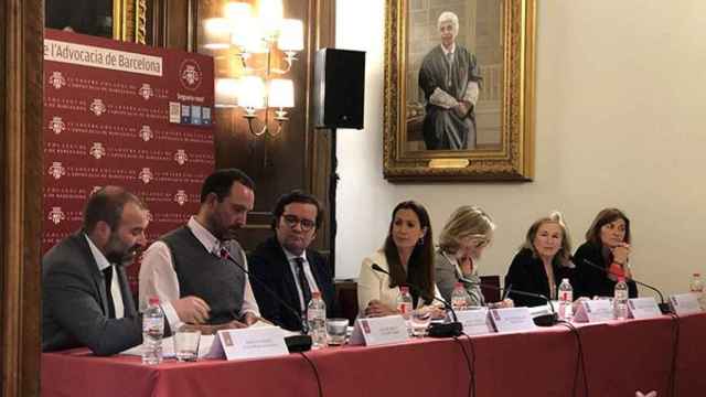 La decana del Colegio de Abogados de Barcelona, Maria Eugènia Gay (en el centro) junto a candidatos a las elecciones del 28A en un debate sobre la Justicia, en el que el independentismo expresó sus temores sobre un Pacto de Estado / CG